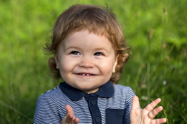 Photo baby boy on green grass