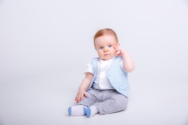 孤立した白い背景の上に座っている男の子