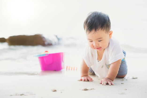 写真 ビーチで岸で遊んでいる赤ちゃん