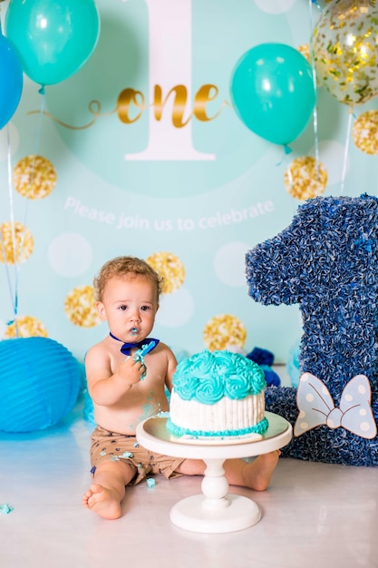 ケーキスマッシュ誕生日パーティー中にケーキで遊ぶ男の子