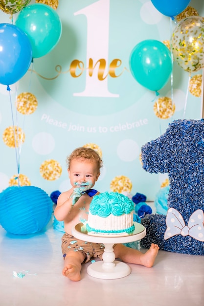 Neonato che gioca con una torta durante la festa di compleanno di smash torta