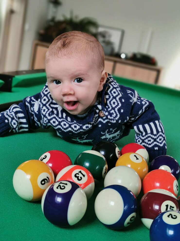 Photo baby boy and pool