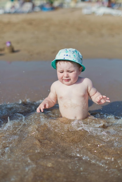 男の子怖い海の波