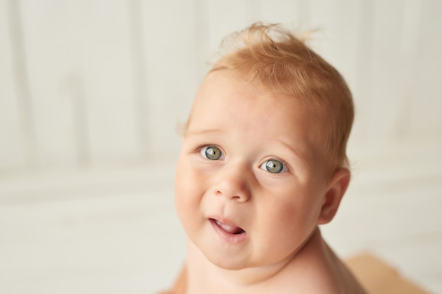 Foto neonato che si siede sulla culla. giornata della protezione dei bambini. infanzia felice.