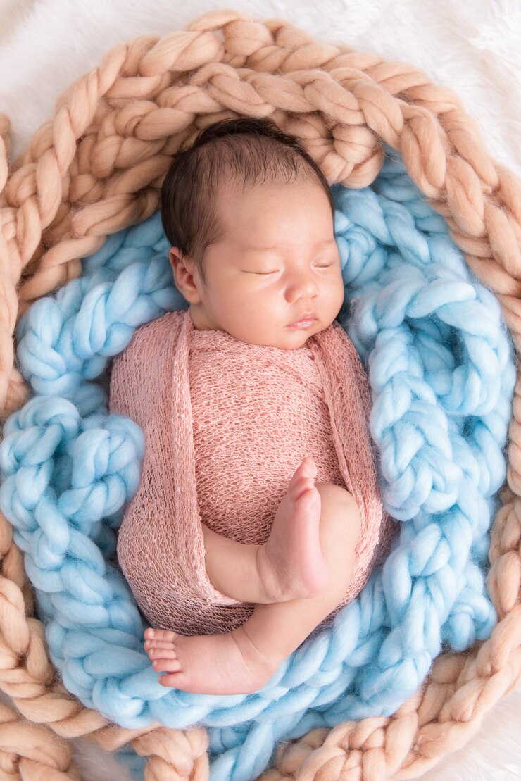 Photo baby boy sleep on  a white wrap cloth feelgood relaxing