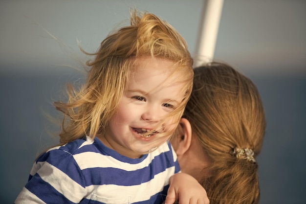 Neonato con la faccia sorridente felice vicino alla testa della sua madre