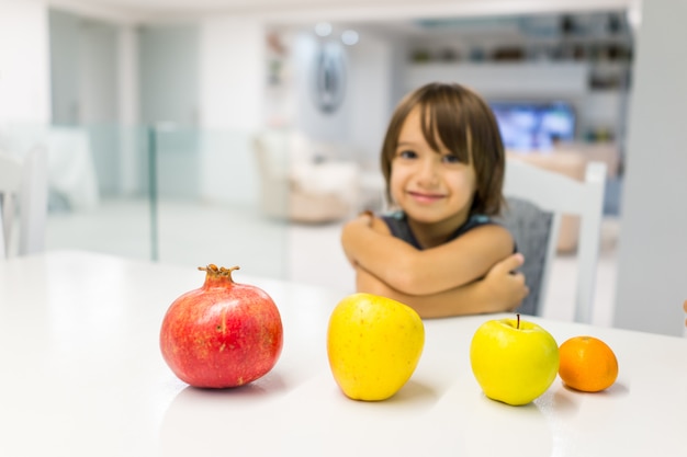 赤ちゃんの男の子とザクロ