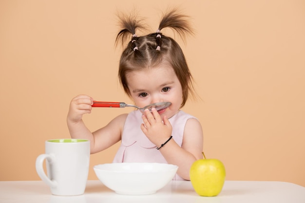 食べ物を食べる女の赤ちゃん健康的な食べ物を食べる子供の女の子