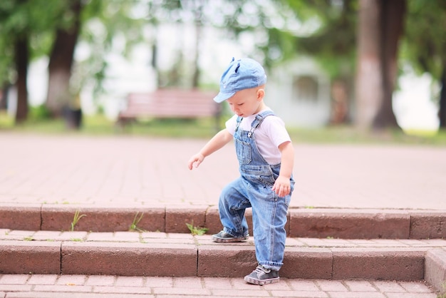 Bambino in una passeggiata estiva nel parco