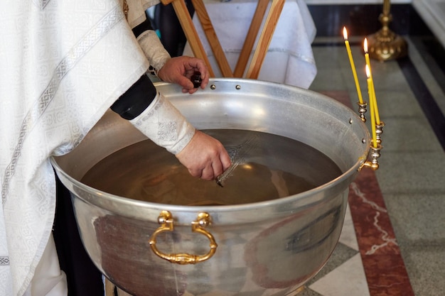 Foto cerimonia di battesimo del bambino di un battesimo nella chiesa cristiana battesimale