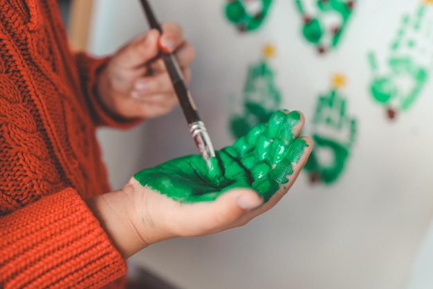 Идея рождественской деятельности для ребенка отпечаток руки на бумаге