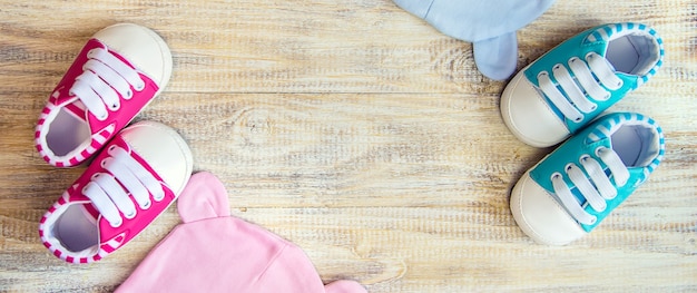 Foto vestiti e accessori per neonati su sfondo chiaro