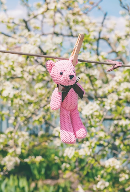 I vestiti per bambini si stanno asciugando per strada. messa a fuoco selettiva.