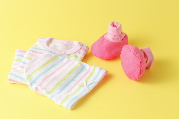 Abbigliamento per bambini su una superficie gialla