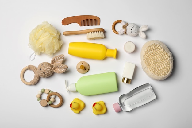 Foto prodotti cosmetici per bambini e accessori su sfondo bianco vista dall'alto