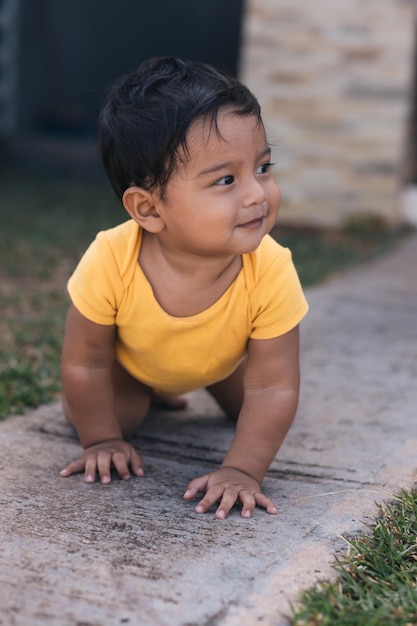 Foto il bambino striscia sul pavimento molto sorridente