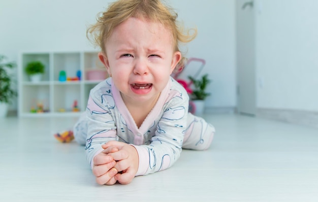 Il bambino piange molto a casa messa a fuoco selettiva bambino