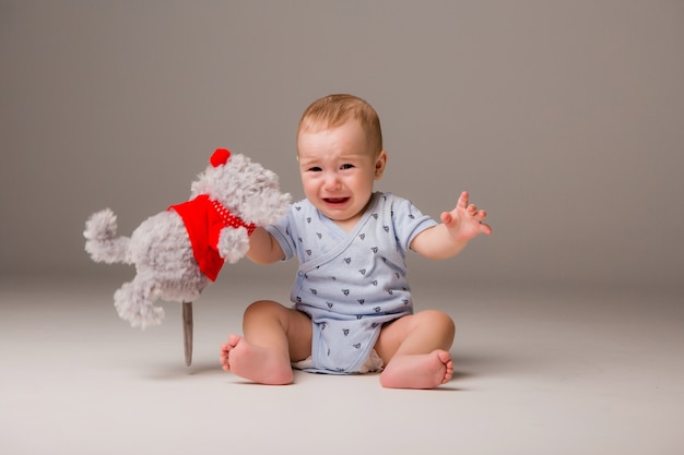 Foto bambino che piange isolare su uno sfondo chiaro