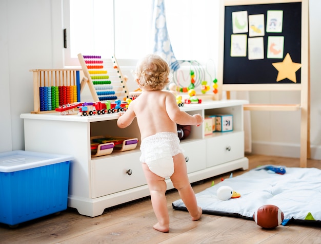 Baby in un pannolino in una sala giochi