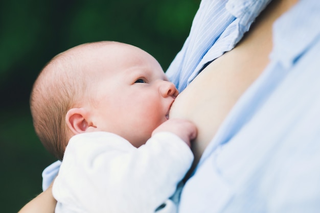 Baby die moedermelk eet van de natuur Moeder die baby borstvoeding geeft