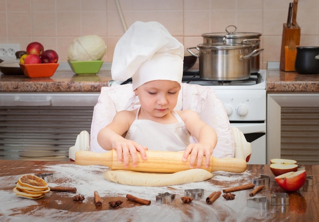 baby die zelfgemaakte kerstkoekjes kookt