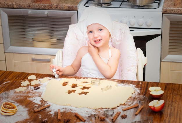 baby die zelfgemaakte kerstkoekjes kookt