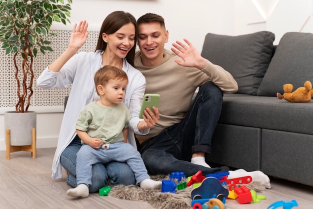 Foto bambino che fa i suoi primi passi