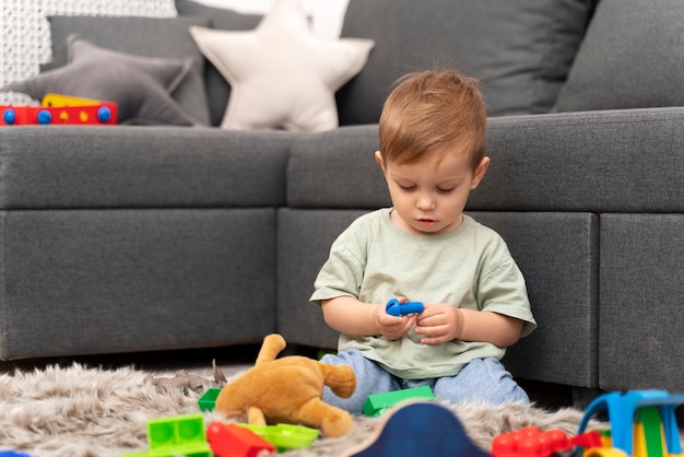 Foto bambino che fa i suoi primi passi