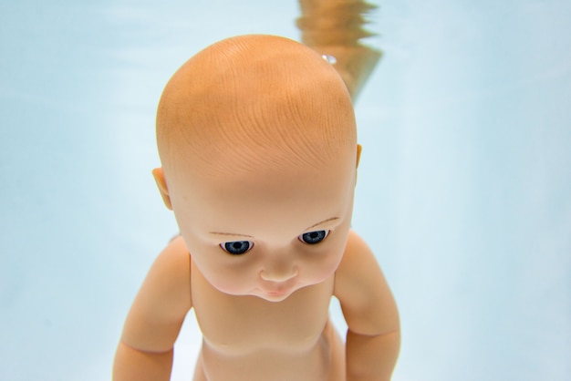 물 아래 아기 인형