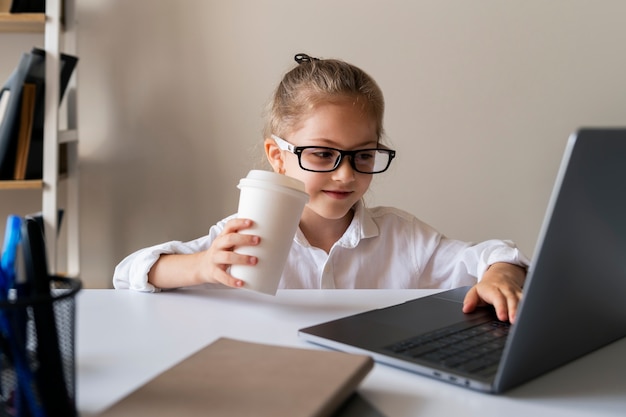 Foto bambino vestito da uomo d'affari