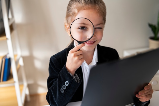 Foto bambino vestito da uomo d'affari