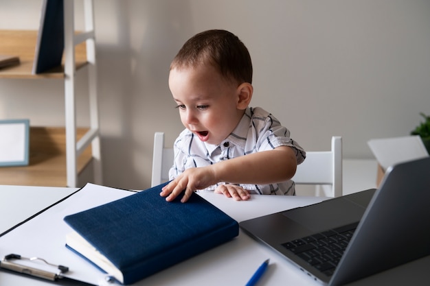 Foto bambino vestito da uomo d'affari