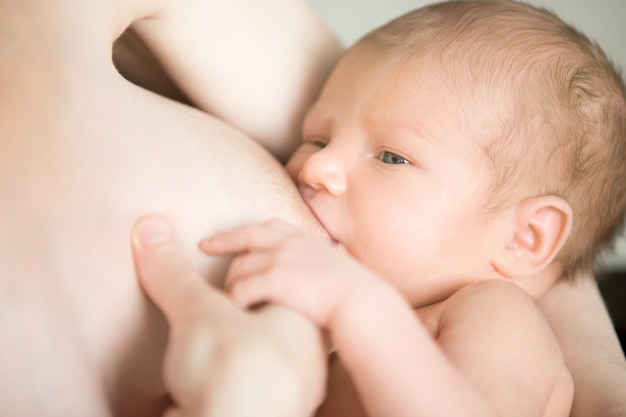 Photo baby drinking from a chest