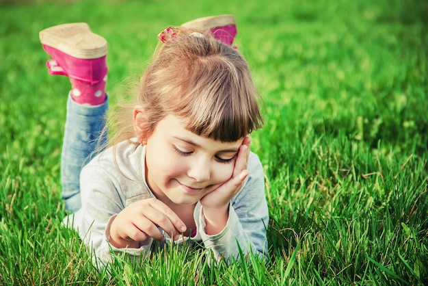 Il bambino beve l'acqua dalla bottiglia. messa a fuoco selettiva.