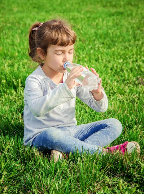 Baby drinkt water uit de fles. selectieve aandacht.