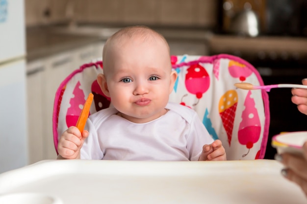 Bambino e mangia in modo indipendente