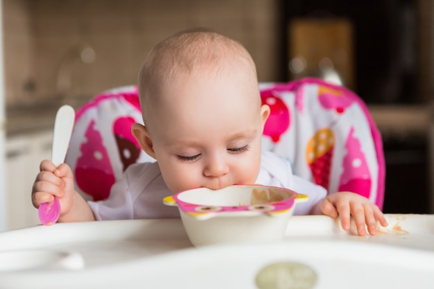 Bambino e mangia in modo indipendente