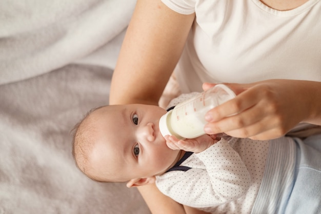 写真 赤ちゃんは哺乳瓶から牛乳を食べる