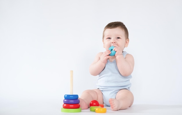 赤ちゃんの教育玩具子供は白い背景の上のカラフルな木のおもちゃを再生します子供の教育7ヶ月