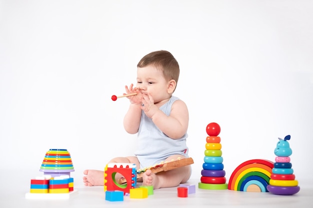 赤ちゃんの教育玩具子供は白い背景の上のカラフルな木のおもちゃを再生します子供の教育7ヶ月