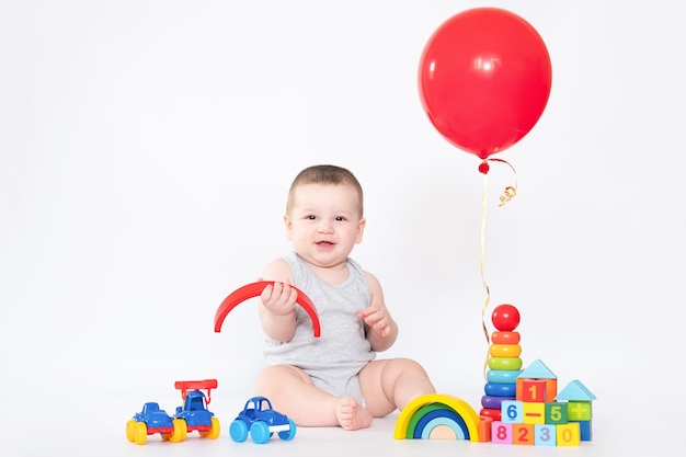 赤ちゃんの教育玩具子供は白い背景の上のカラフルな木のおもちゃを再生します子供の教育