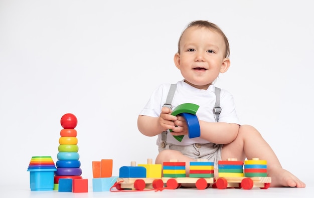 赤ちゃんの教育玩具子供は白い背景の上のカラフルな木のおもちゃを再生します子供の教育