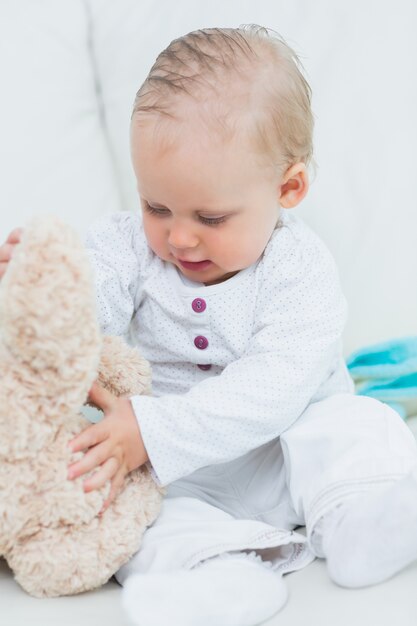 Baby een teddybeer aan te raken