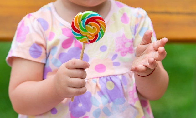 Baby eet een lolly in het park Selectieve focus