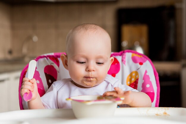 baby en eet onafhankelijk