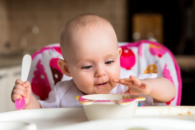 baby en eet onafhankelijk