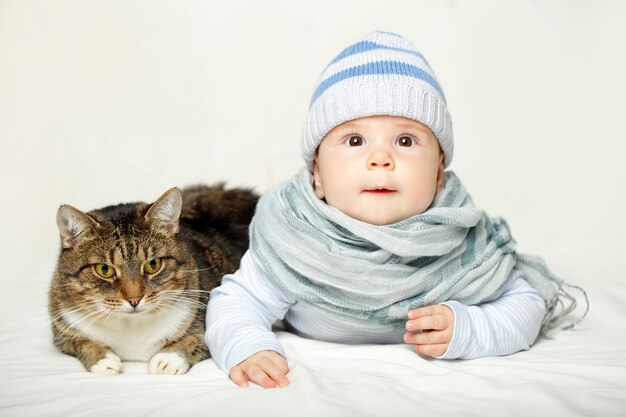 Baby en kat - goede vrienden