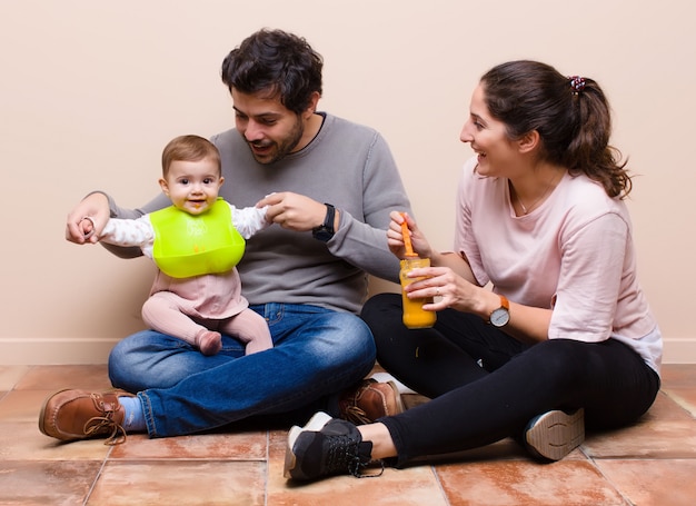 Foto baby en ouders lunchen