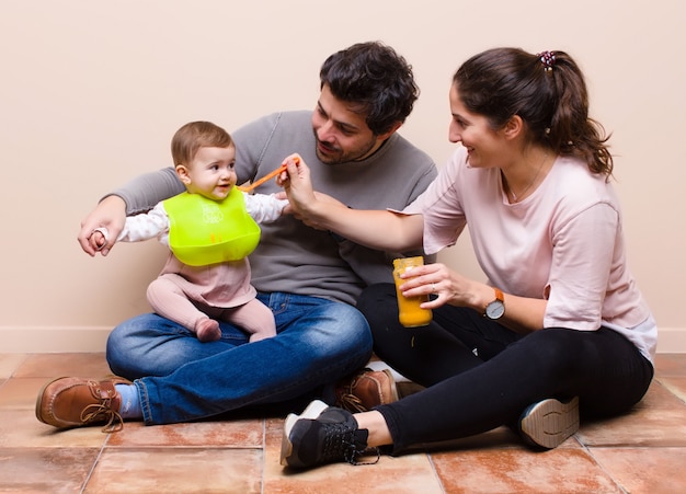 Baby en ouders lunchen