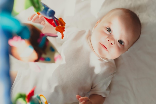 Foto baby en speelgoed op de boog educatief speelgoed voor kinderen spelletjes voor kinderen artikel over kinderen